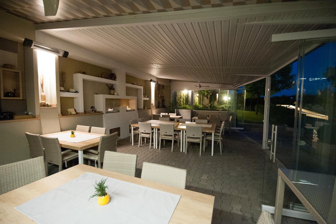 Bruxelles Guesthouse Craiova Exterior photo
